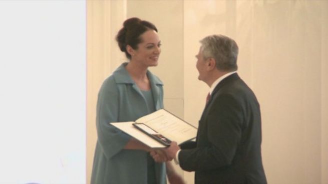 go to Ehrenhaft: Bundesverdienstkreuz für Natalia Wörner